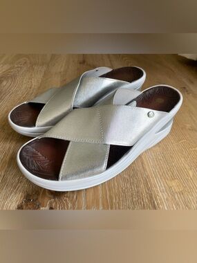 Bzees Desire Cross Slide Sandals Silver Size 10